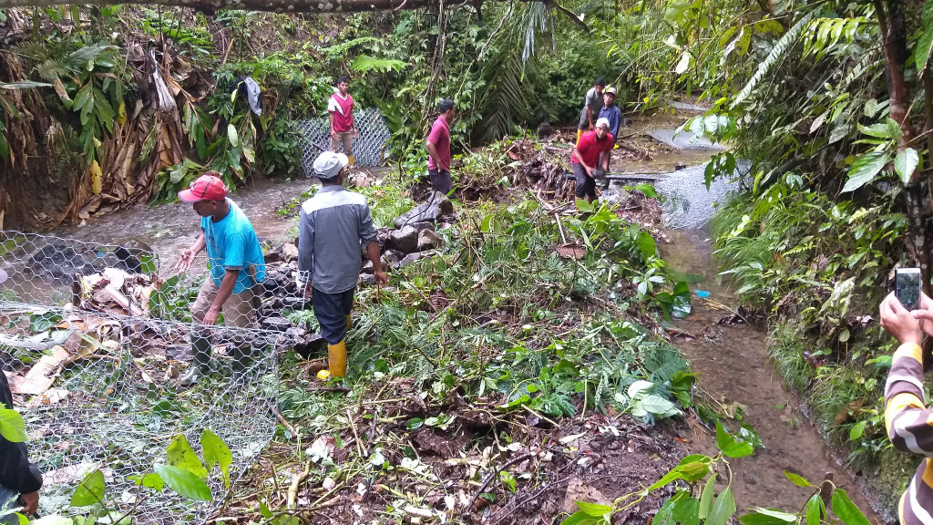 Gotongroyong pembersihan saluran air bersih